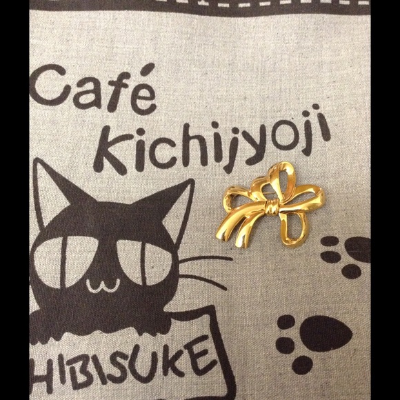 Perfect Girly Golden Bow Love Brooch Scarf Pin - Picture 8 of 8